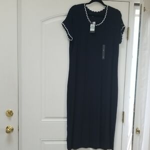 Chic Black Maxi Dress with Flowing Silhouette and Elegant Design